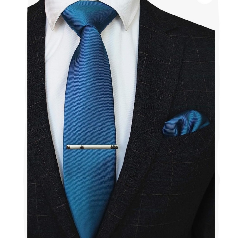 3 piece ensemble, Tie, Tie Bar. Pocket Square